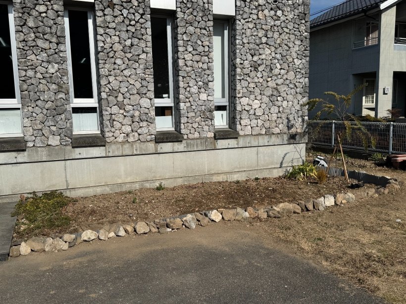 花を植えたばかりの花壇